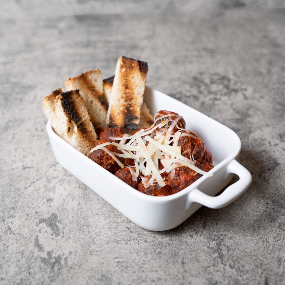 Polpettine di scottona al sugo con scaglie di parmigiano